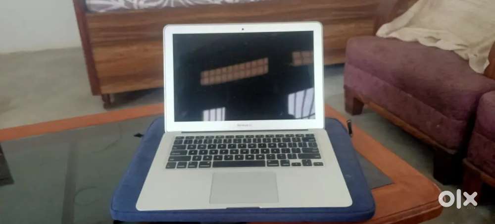 Mac book apple ka ha 2017model ha all item ok subh kuch milaga