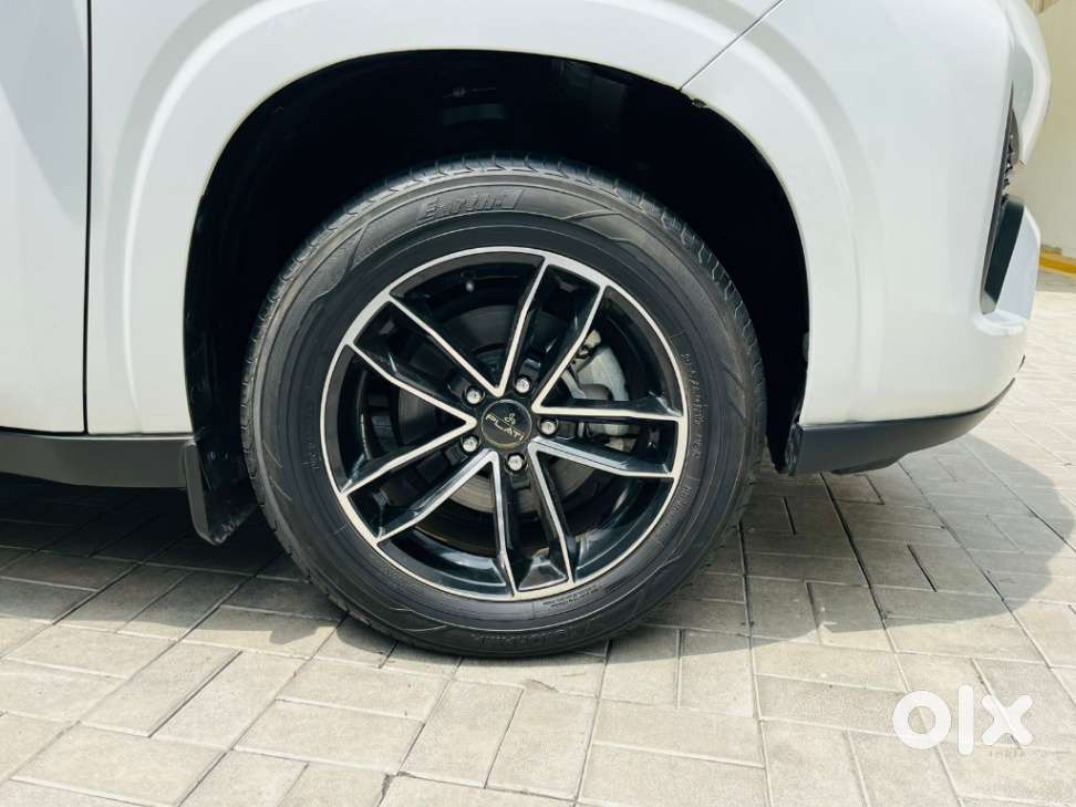 Toyota Innova Hycross