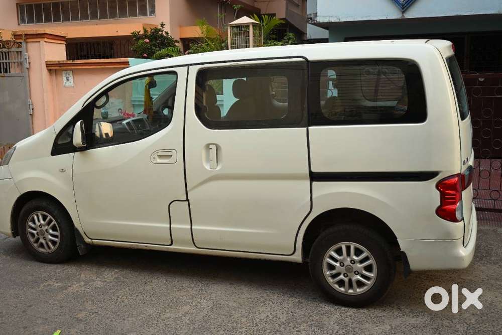 Nissan Evalia Pearl White 7 Seater Muv