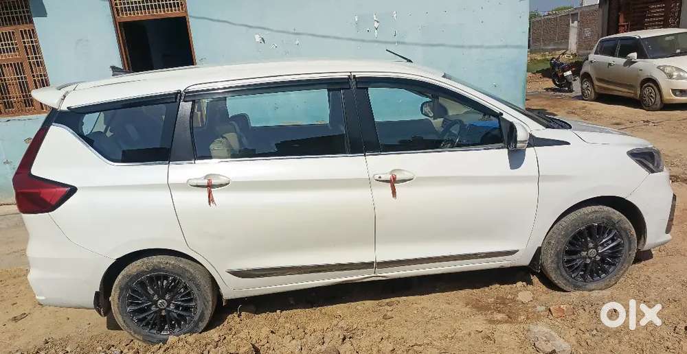 एक हाथ की चली हुई कंपनी फिटेड सीएनजी एवं एलॉय व्हील के साथ