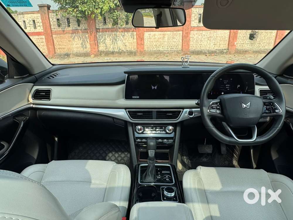 Mahindra Xuv700 2.0 Ax 7 Petrol At Luxury Pack Str, 2025, Petrol
