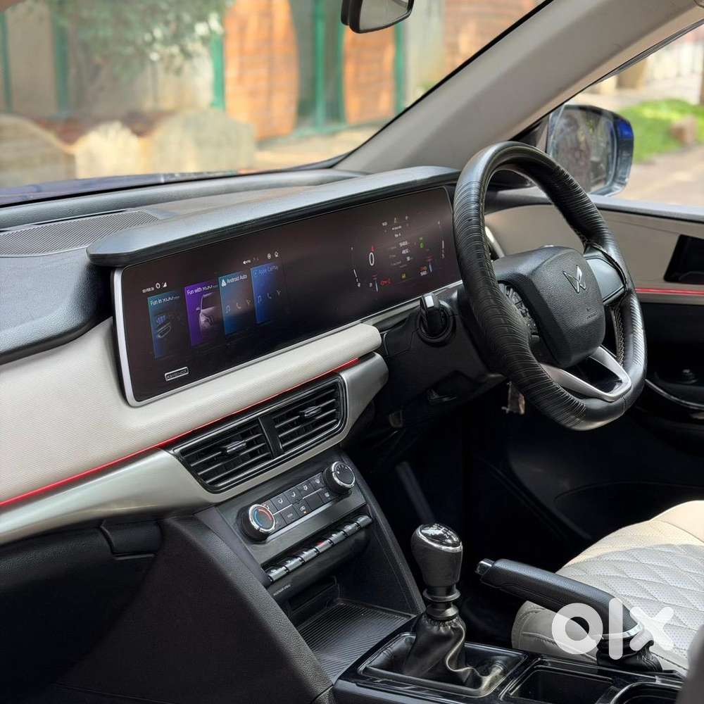 2024 Mahindra Xuv 700 Diesel Manual - 5 Seater