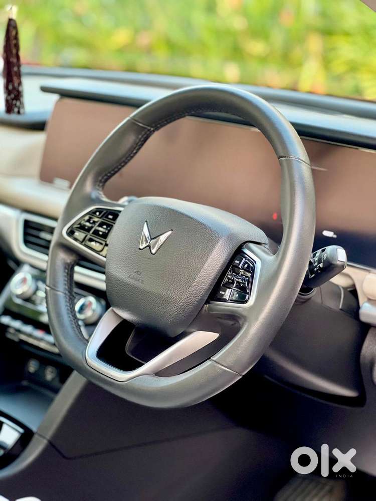 Mahindra Xuv700 2.0 Ax 7 Petrol At Str, 2023, Petrol