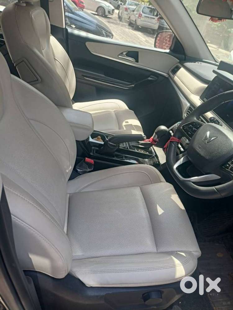 Mahindra Xuv700 2.0 Ax 7 Petrol At Str, 2024, Petrol