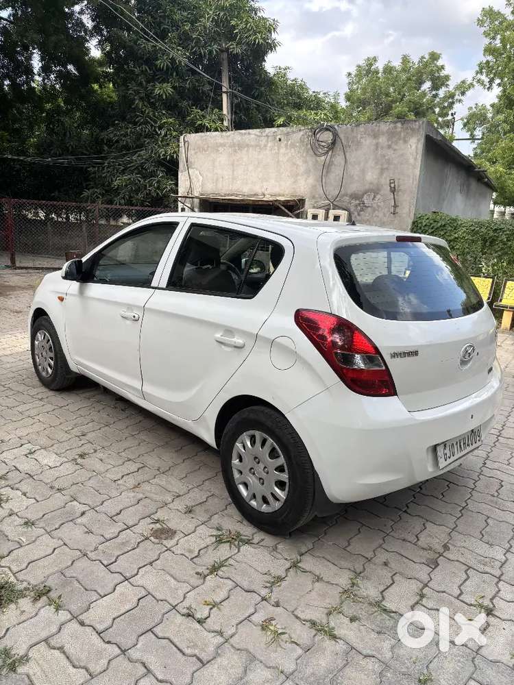 Doctor Female Car Reparshing Done Tiptop Condition