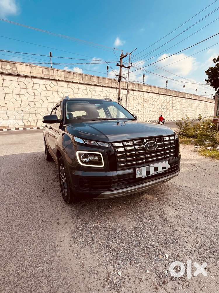 Hyundai Venue 2023 Petrol Well Maintained