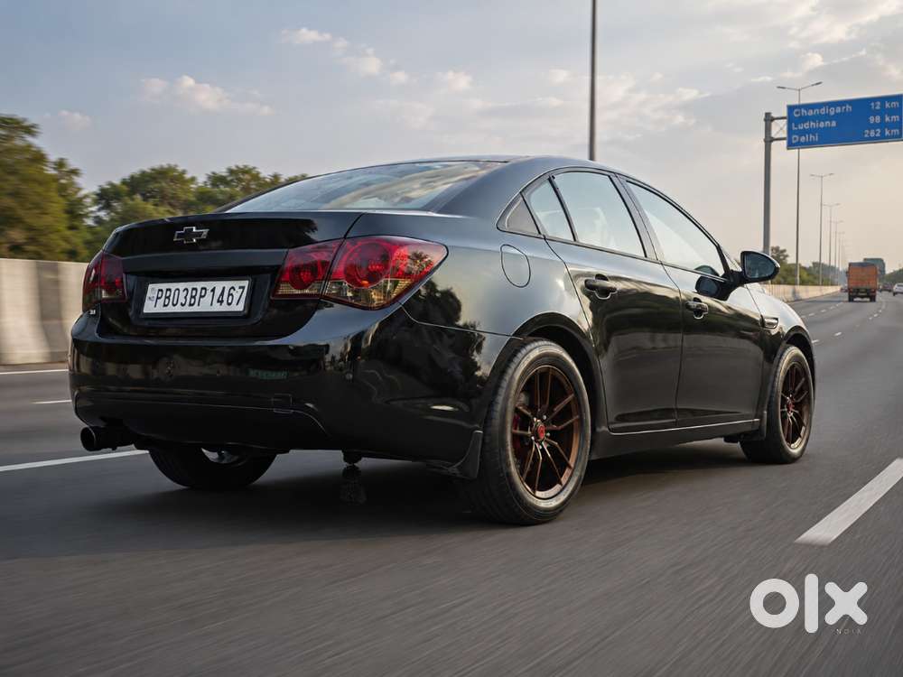 Chevy Cruze .. Original Speakers.. 2 Woofers.. Display Screen Sound.