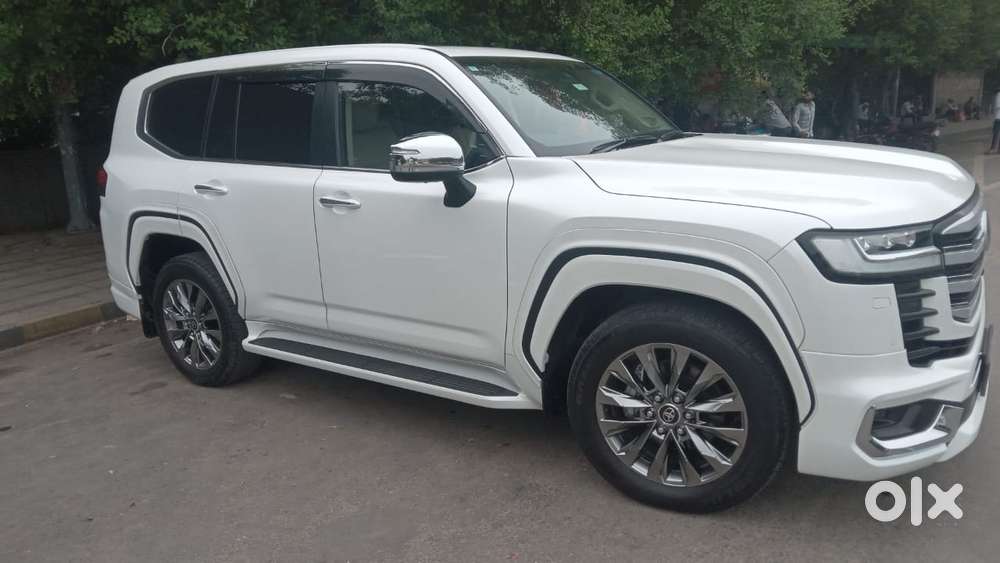 Toyota Land Cruiser Zx Petrol, 2025