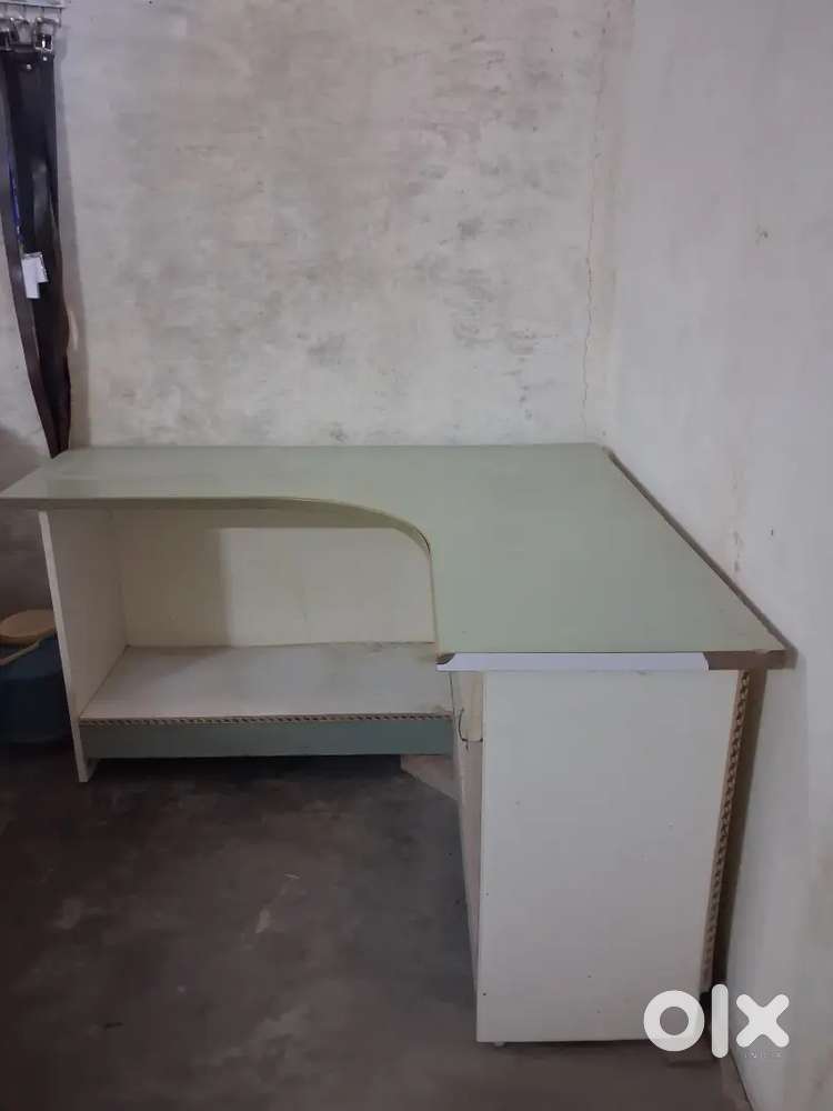 L-Shaped counter 5 by 4 feet