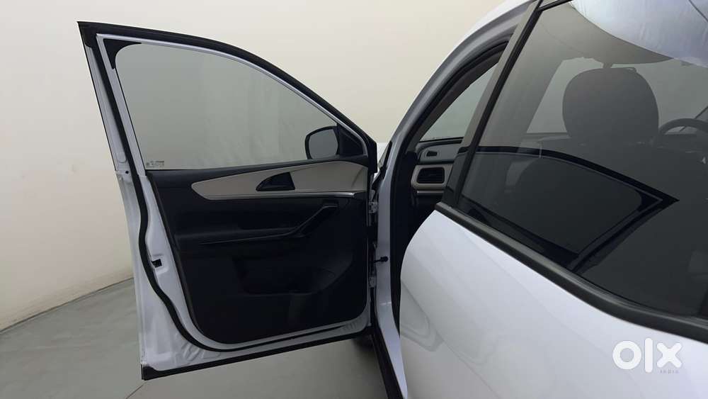 Mahindra Xuv700 2.2 Ax 5 Diesel At 7 Str, 2025, Diesel
