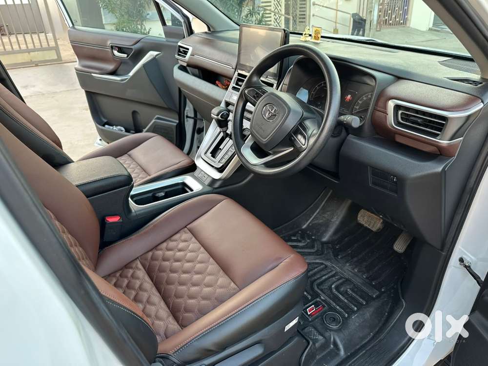 Toyota Innova Hycross-gx(o) 2025 (non-hybrid) Petrol 7000 Km Driven