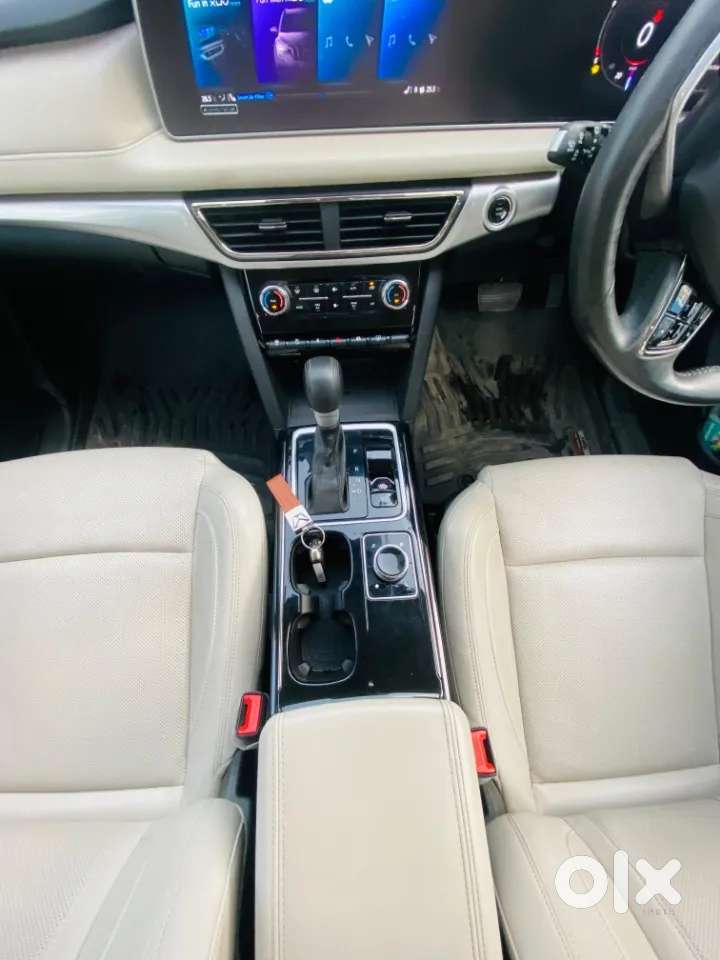 Mahindra Xuv700 Ax7 Luxury Pack Awd, 2025, Petrol