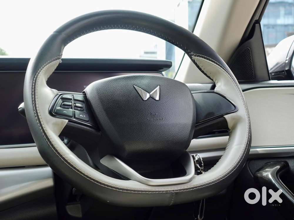 Mahindra Xuv700 2.0 Ax 5 Petrol Mt Str, 2022, Petrol