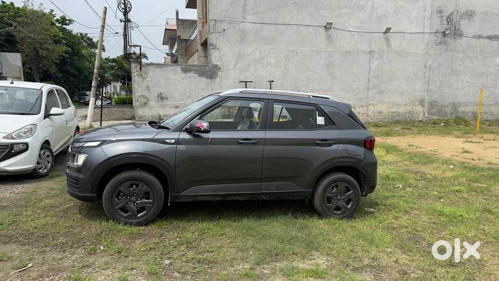 New Hyundai Venue 2025 Petrol 6100 Km Driven And 6 Months Old