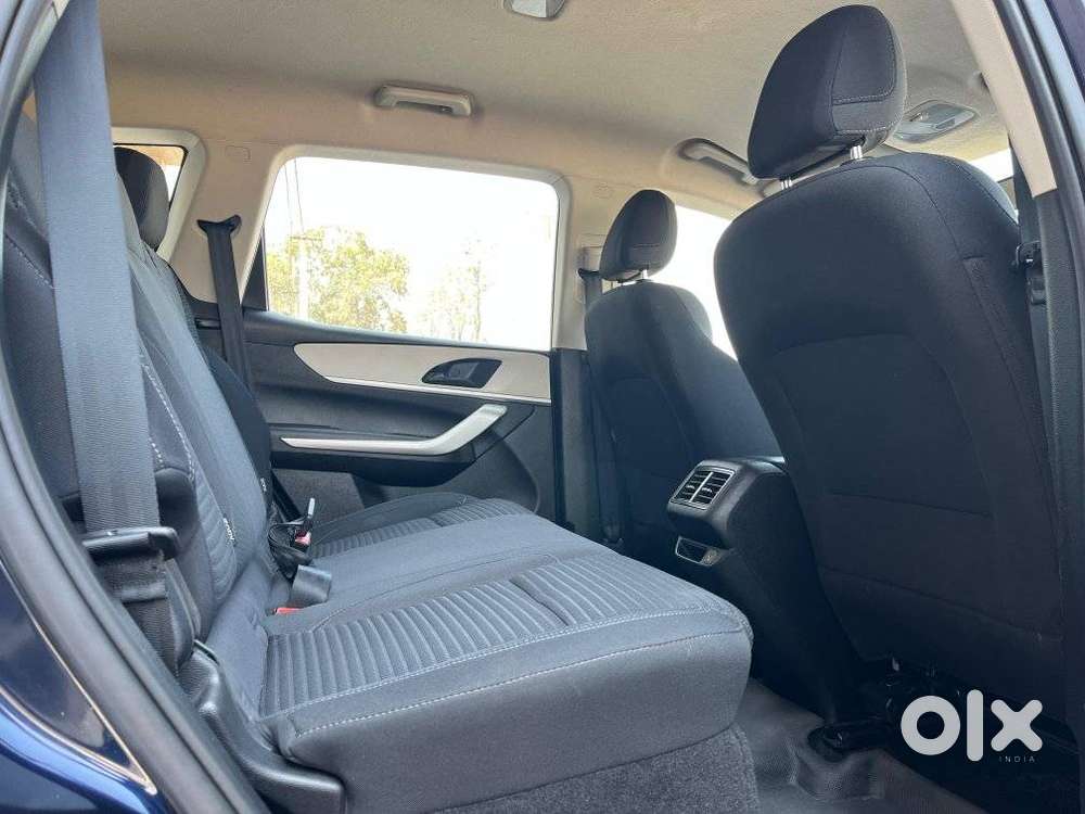 Mahindra Xuv700 2.0 Ax 3 Petrol Mt 5 Str, 2022, Petrol