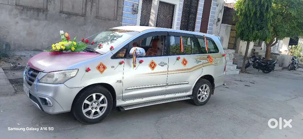 वेल मैनटैन इनोवा कार चालू हालत में है