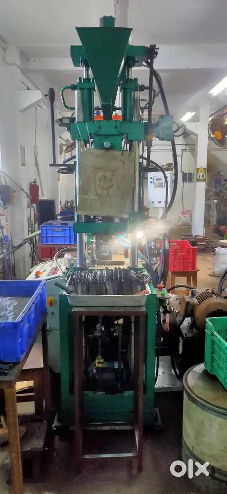Injection moulding machine (screw type )