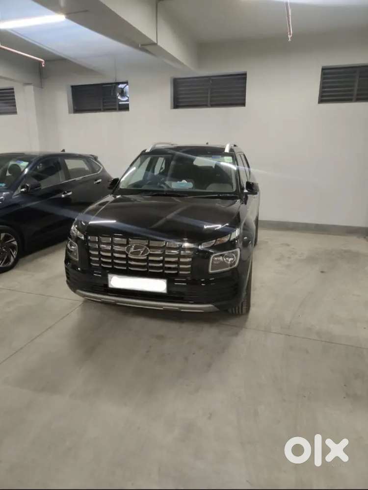 Hyundai Venue 2024 Petrol Well Maintained