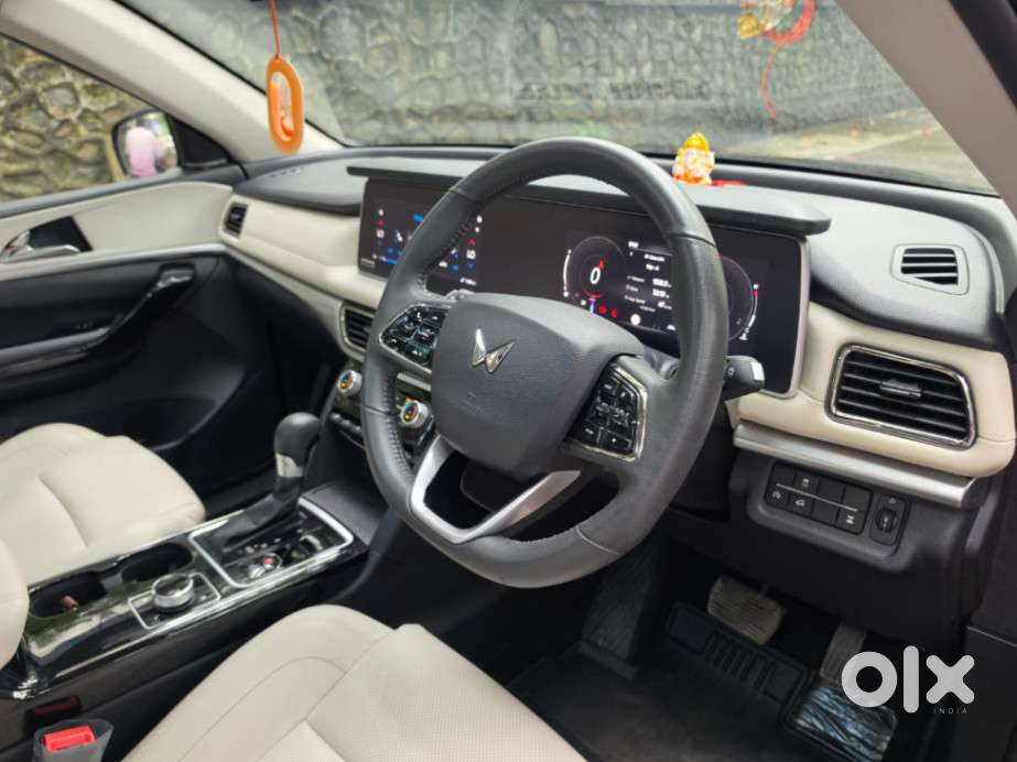 Mahindra Xuv700 2.2 Ax 7 Diesel At Luxury Pack Str Awd, 2025, Diesel