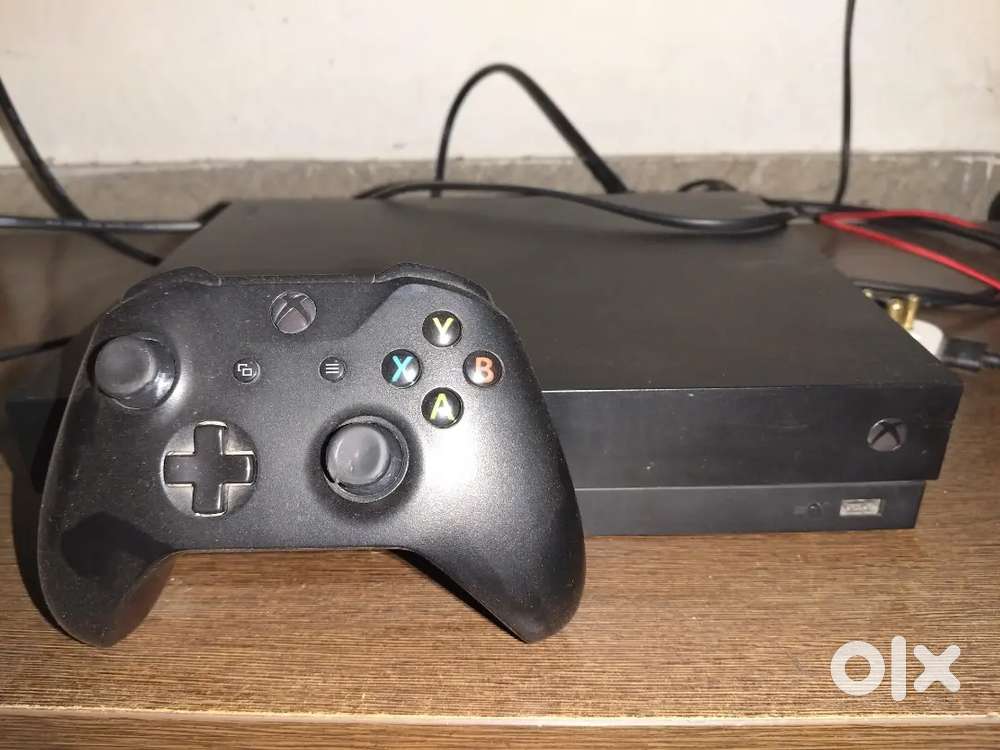 XBOX ONE X AND STEERING WHEEL