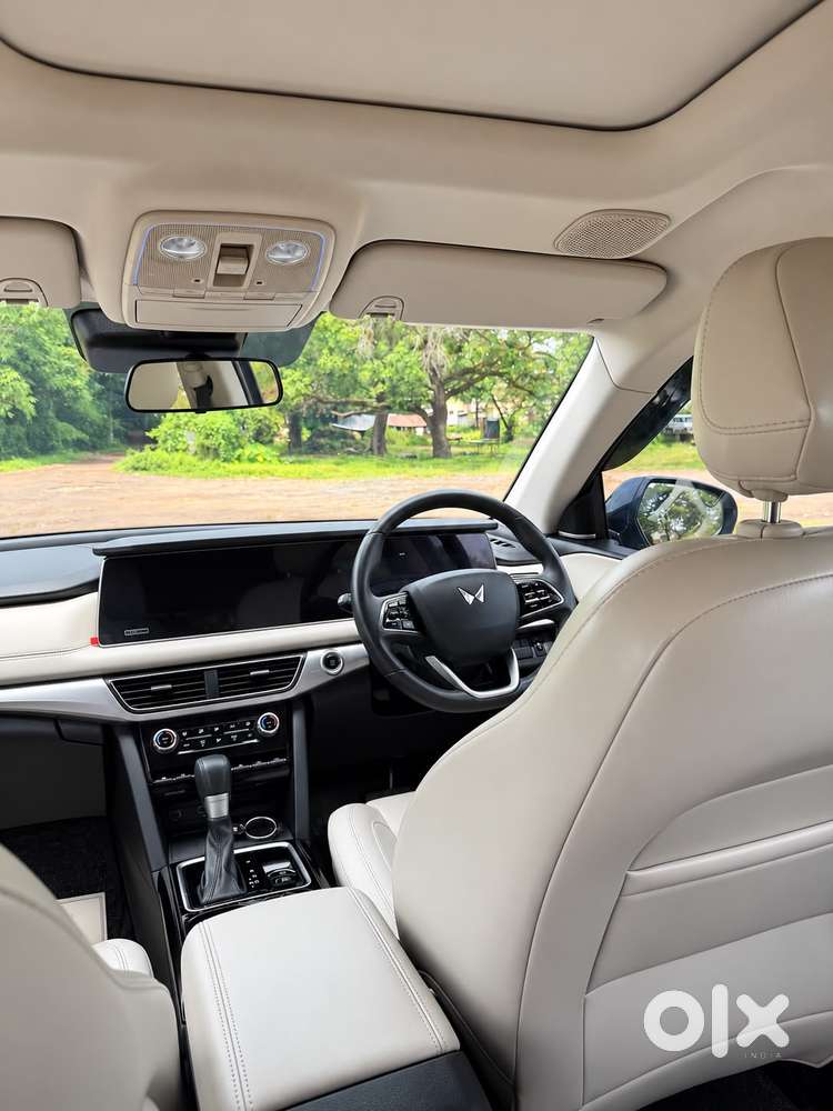 Mahindra Xuv700 2.2 Ax 7 Diesel At Luxury Pack Str, 2025, Diesel