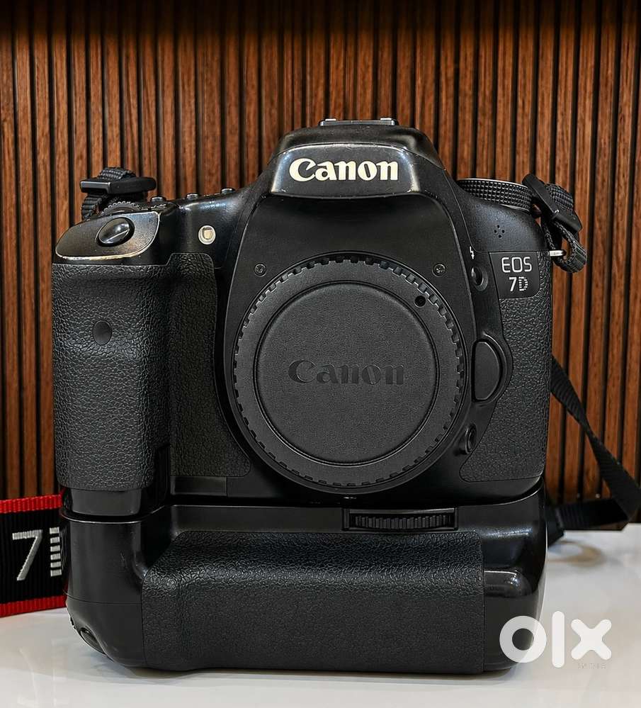 Canon EOS 7D DSLR Body + Digitek Battery Grip