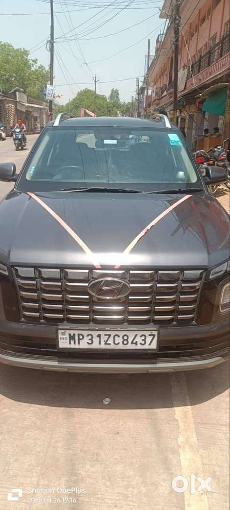 Hyundai Venue 2024 Petrol Well Maintained