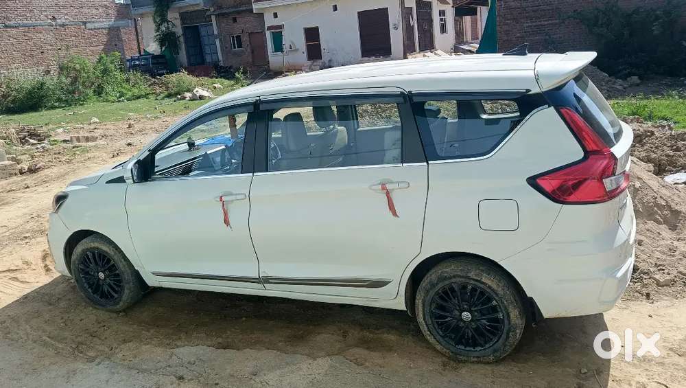 एक हाथ की चली हुई कंपनी फिटेड सीएनजी एवं एलॉय व्हील के साथ