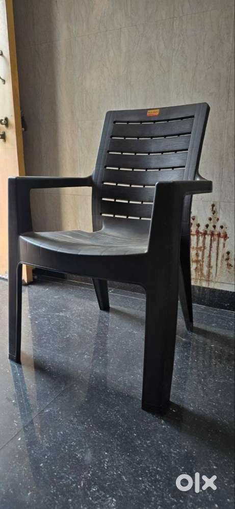 HEAVY STURDY PLASTIC CHAIRS SELL URGENT