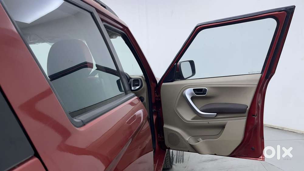 Mahindra Tuv 300 Mhawk100 T8 Dual Tone, 2016, Diesel