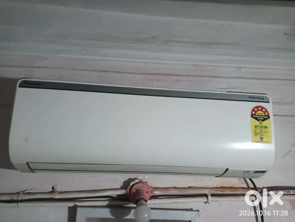DAIKIN 1 TON  INVERTER AC very good running condition