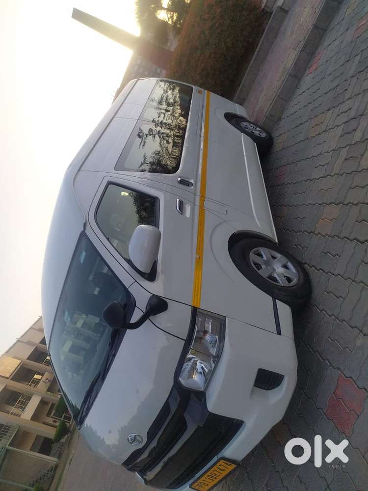 Toyota Hiace 2016 Diesel 125000 Km Driven