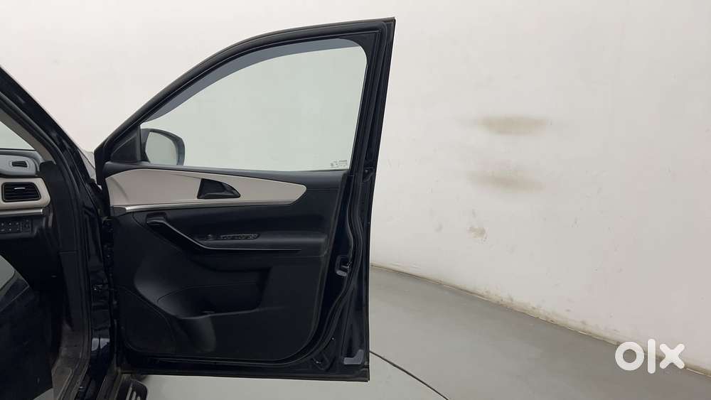 Mahindra Xuv700 2.0 Ax 5 Petrol At Str, 2023, Petrol