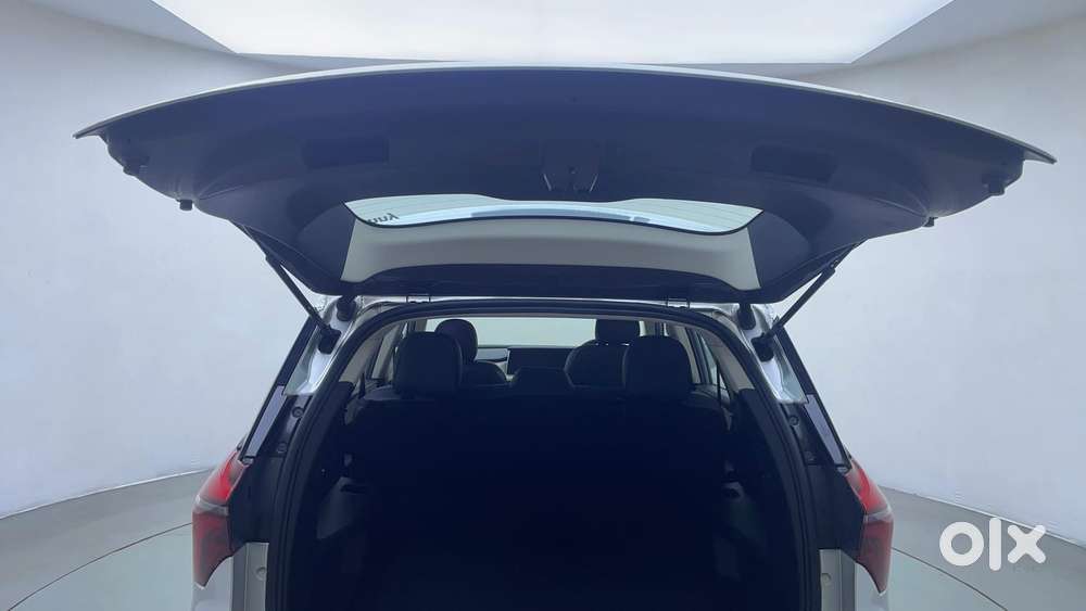 Mahindra Xuv700 2.0 Ax 5 Petrol Mt Str, 2021, Petrol
