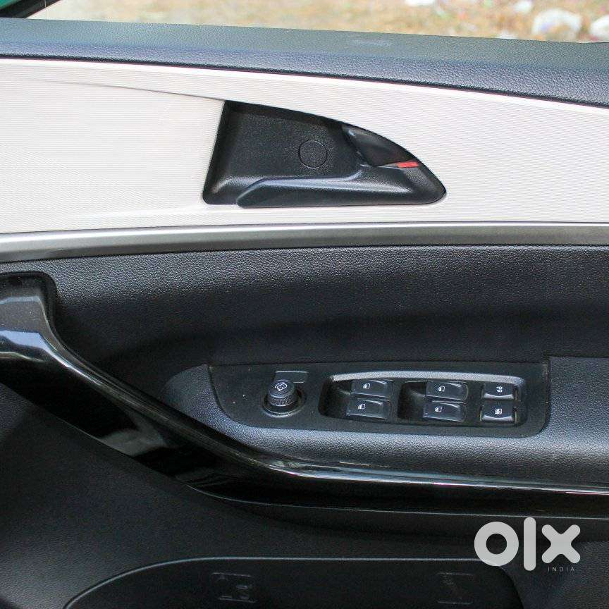 Mahindra Xuv700 2.0 Ax 5 Petrol Mt Str, 2022, Petrol