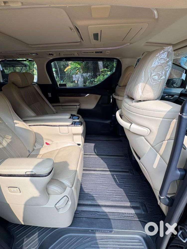 Toyota Vellfire 2.5 Executive Lounge, 2022, Petrol