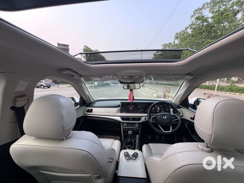Mahindra Xuv700 2.0 Ax 7 Petrol Mt Str, 2023, Petrol