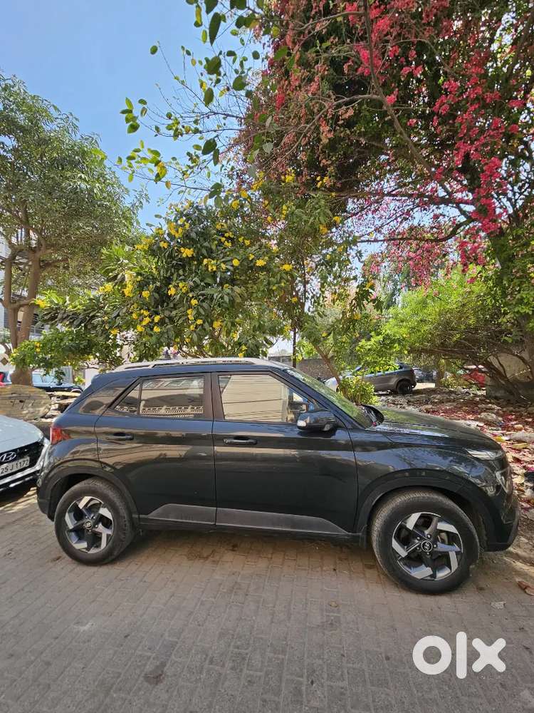 Hyundai Venue 2021 Petrol 42000 Km Driven