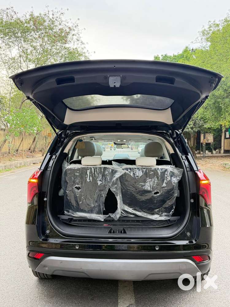 Mahindra Xuv700 2.0 Ax 5 Petrol Mt 7 Str, 2025, Petrol