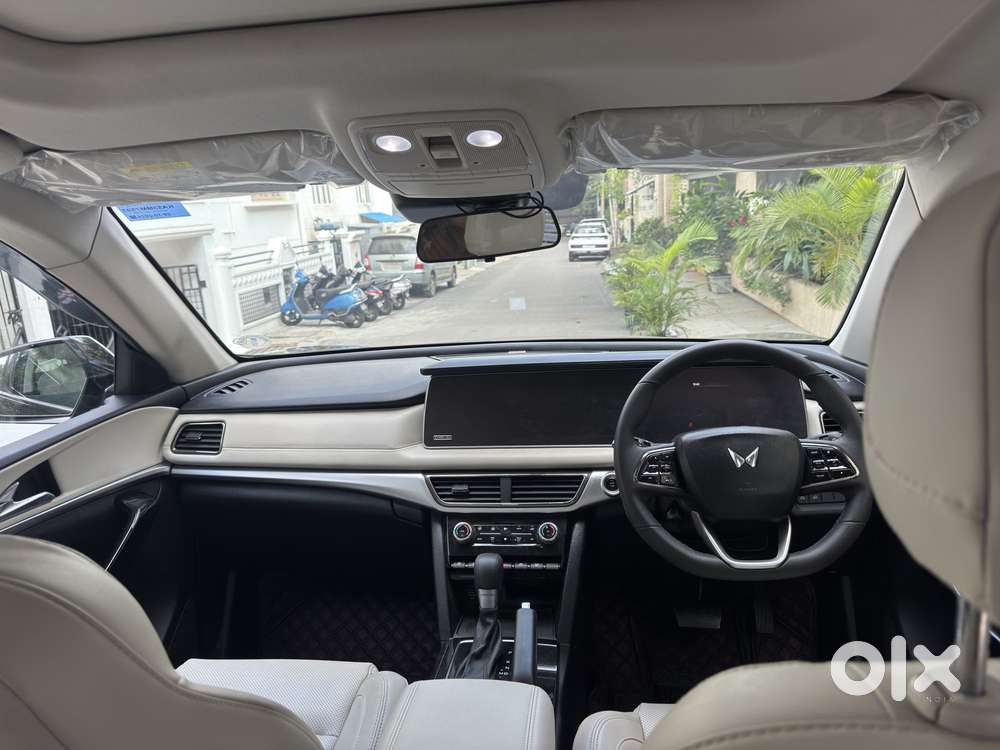 Mahindra Xuv700 2.0 Ax 7 Petrol At Str, 2024, Petrol