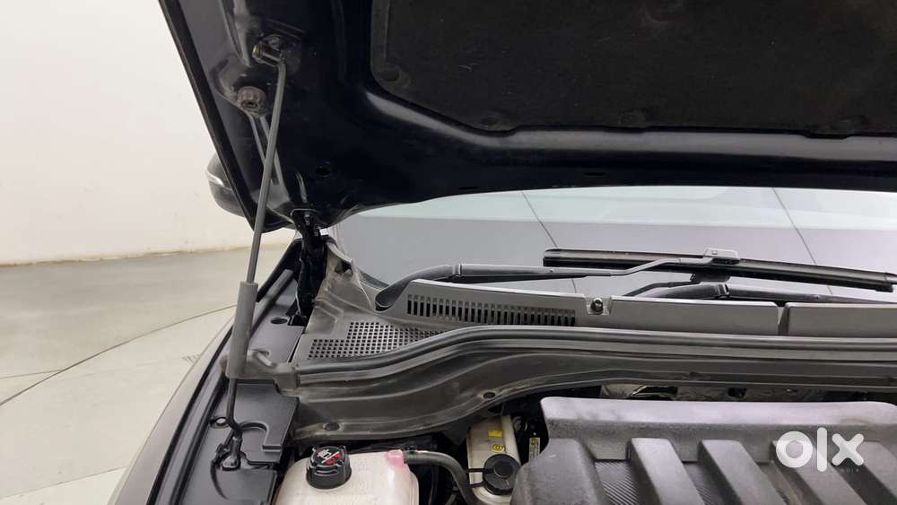 Mahindra Xuv700 2.0 Ax 5 Petrol At Str, 2023, Petrol