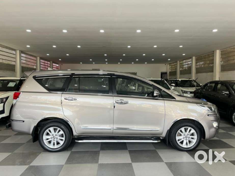 Toyota Innova Crysta 2.4 G Mt, 2016