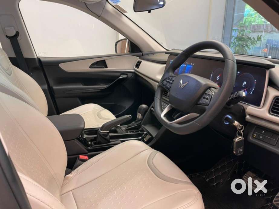 Mahindra Xuv700 2.0 Ax 5 Petrol At Str, 2024, Petrol
