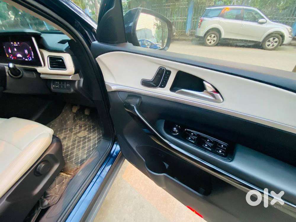 Mahindra Xuv700 2.0 Ax 7 Petrol Mt Str, 2022, Petrol