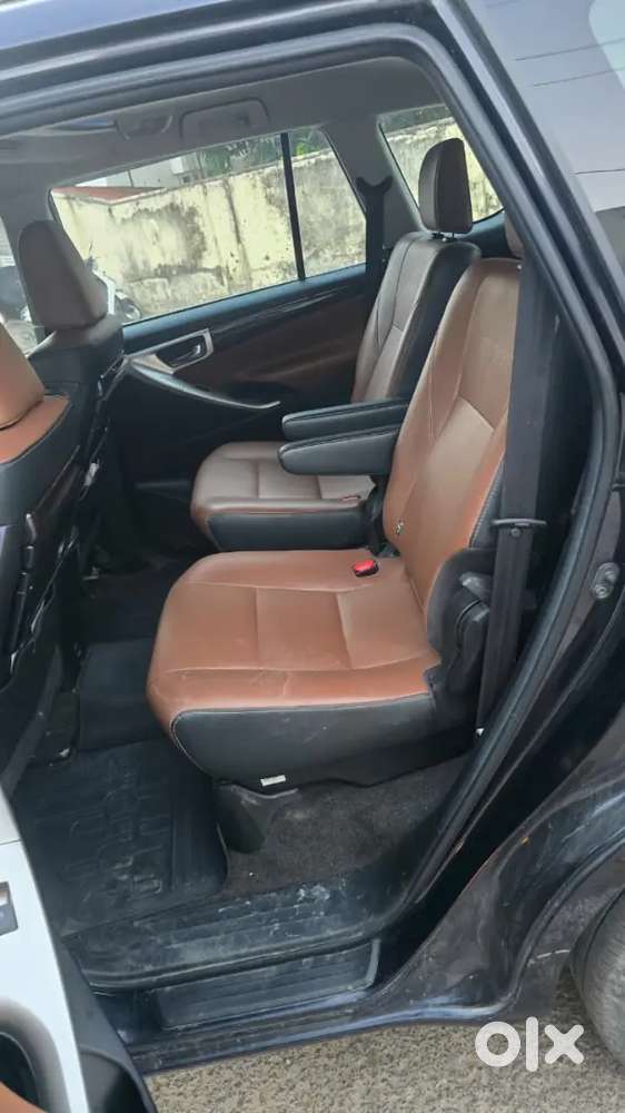 Innova Crysta Captain Seat 2.4 Z (at)