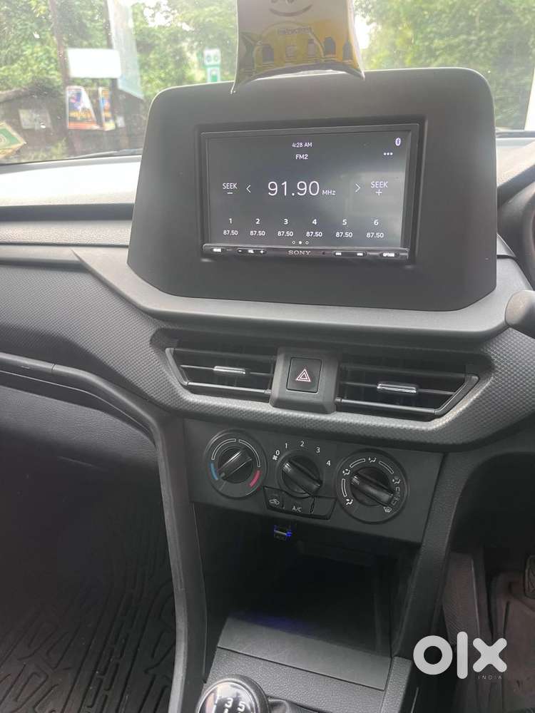 Maruti Suzuki Brezza 1.5 Lxi Smart Hybrid, 2024, Petrol