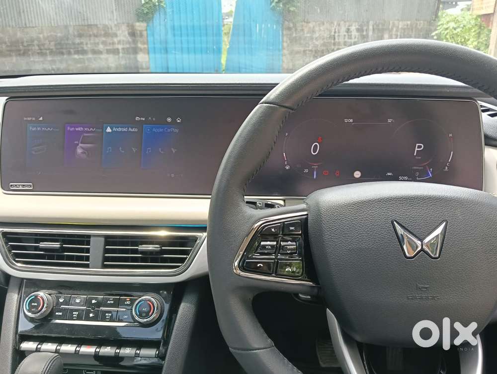 Mahindra Xuv700 2.0 Ax 7 Petrol At Str, 2025, Petrol