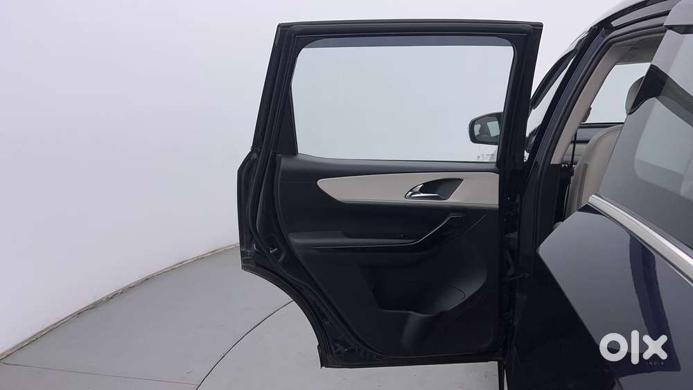 Mahindra Xuv700 2.2 Ax 7 Diesel At Luxury Pack Str Awd, 2023, Diesel