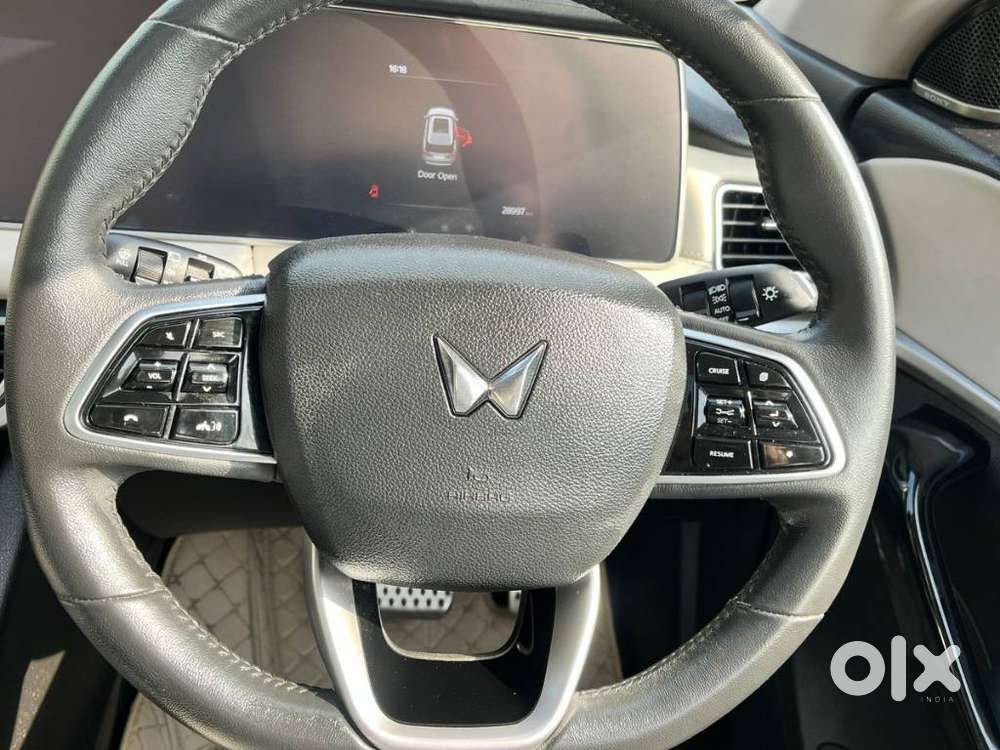 Mahindra Xuv700 2.0 Ax 7 Petrol At Luxury Pack Str, 2023, Petrol