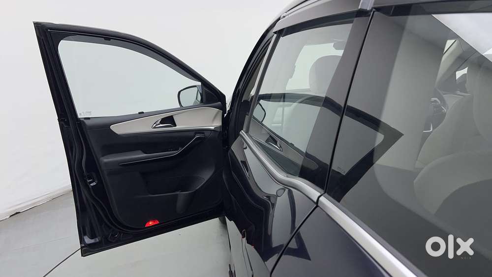 Mahindra Xuv700 2.0 Ax 7 Petrol At Str, 2024, Petrol